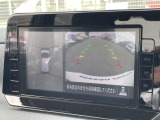 車を真上から見ているように、周囲の状況を把握しながら安心して駐車が行えるアラウンドビューモニター装備!