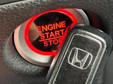 【Hondaスマートキー】カバンやポケットに入れたままでもドアの施錠・解錠が可能なスマートキーを装備。エンジンのオン・オフ時もカギを取り出す必要が無いからとっても便利です♪