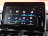 ナビゲーション+AV 2画面表示(デュアルウィンドウ)、地デジTV、FM/AM、microSDカード(音楽/動画ファイル再生)、Bluetooth Audio、ハンズフリーフォン、スマホ連携、音声認識対応の純正9インチ大型ナビです。