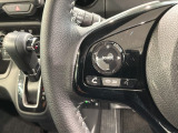 ステアリングにオーディオ操作スイッチが付いています。オーディオ画面に直接タッチしなくても操作が出来ますので、運転に集中できます。