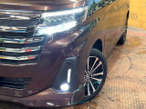 【LEDヘッドライト】悪天候や夜間走行時も良好な視界を確保し安心して運転できる高輝度LEDヘッドライトを装備!点灯速度が早く、消費電力も抑えられています。
