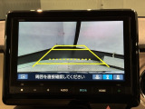 リバースギアに入れるだけで後方の表示へ切り替わります。夜間や雨の日の駐車も楽になりますよ。