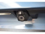 車両後方の映像を車内のディスプレイに表示し、駐車時や後退時の障害物や歩行者の確認を補助します。 広角レンズを採用し、広い範囲を映し出すことができます。