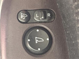 【電動格納ミラー】運転席のスイッチで、ドアミラーの開閉や角度の調整ができます。
