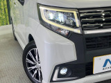 【LEDヘッドライト】悪天候や夜間走行時も良好な視界を確保し安心して運転できる高輝度LEDヘッドライトを装備!点灯速度が早く、消費電力も抑えられています。