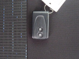 電子キーをポケットやカバンに入れているだけで、ドアの開錠・施錠が行えます。荷物を抱えていてもラクラク開閉です。エンジン始動も行えます。