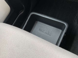 助手席にはアンダートレイも備えちょっとした収納に便利です。