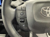 ステアリングスイッチ付きで、運転中に視線を前に向けたまま操作できます。