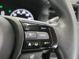 【ACC〈アダプティブ・クルーズ・コントロール〉】予め設定した車速内でクルマが自動的に加減速。前走車との適切な車間距離を維持しながら追従走行しドライバーの運転負荷を軽減します。