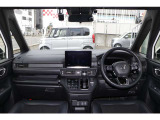 座った瞬間に、運転しやすいと感じられる見晴らしのよさ。運転時の目印になるよう、ボンネットが見える範囲にもこだわり、車両感覚がつかみやすいデザイン。