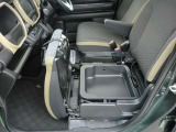 ☆販売スタッフは全員 中古自動車販売士と自動車査定士の資格あります。