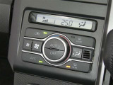 【オートエアコン】車内温度を感知して自動で温度調整をしてくれるのでいつでも快適な車内空間を創り上げます!どの席に座っても快適なドライブが楽しめます♪
