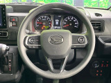 インテリアに合わせたデザインのステアリングは、運転される方のことも考え、運転しやすい形状、大きさです。是非一度、実際に触ってお確かめください。