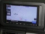 【7インチ】目的地を設定すれば、初めての場所でも簡単に行くことが出来ます。(音楽だって聴けちゃいます。)今や欠かせないアイテムですね。カーナビと共に楽しいカーライフを送って下さい!