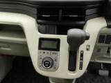 【オートエアコン】一度お好みの温度に設定すれば、車内の温度を検知し風量や温度を自動で調整。暑い&hellip;寒い&hellip;と何度もスイッチ操作をする必要はありません。快適な車内空間には必須の機能ですね