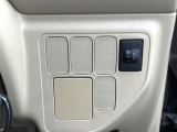 【ヘッドライトレベライザー】対向車がいる時などに上向きとなってしまったロービームの照らす方向を下向きにします。