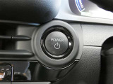 【プッシュスタート】スマートキーを携帯して、ブレーキを踏みながらスタートスイッチを押すだけでエンジンがかけられます。