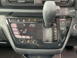オートエアコン。運転席、助手席を温めるシートヒーターのスイッチです。