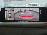 360度モニター搭載車ですので、低速時での不安を解消してくれます。この写真は右側はバックカメラですが、前進時にはフロントカメラにもなりますので歩行者や縁石なども確認することが可能です。