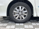 純正アルミホイール。タイヤサイズは195/65R15です。