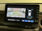 リバースギアに入れるだけで後方の表示へ切り替わります。夜間や雨の日の駐車も楽になりますよ。