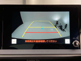こちらのバックカメラは画面にラインが表示されておりますので、バック時のクルマの進行方向の目安になります。より高いレベルで車庫入れをサポートする、便利な機能ですね。