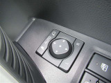 駐車時や狭い道でのすれ違い時に気を使うミラー。電動格納式ドアミラーはそんな時に便利です。
