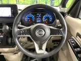 インテリアに合わせたデザインのステアリングは、運転される方のことも考え、運転しやすい形状、大きさです。是非一度、実際に触ってお確かめください。