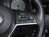 ステアリングスイッチ付きで、運転中に視線を前に向けたまま操作できます。