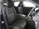 【清潔感のある運転席&助手席】隅々までクリーニングの行き届いた運転席&助手席。目立ったシミや汚れ等もございません。快適なドライブをどうぞ。