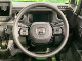 インテリアに合わせたデザインのステアリングは、運転される方のことも考え、運転しやすい形状、大きさです。是非一度、実際に触ってお確かめください。