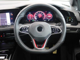 Volkswagen全車共通の上質な本革を使用した手触りのしっとりとしたステアリングです。唯一素肌が触れるハンドルは上位モデルと同じ握り心地になっております。