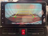 【バックカメラ】 駐車時に車両後方の様子を見ることができるので、運転の不安を軽くします。