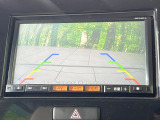 【バックカメラ】駐車時に後方がリアルタイム映像で確認できます。大型商業施設や立体駐車場での駐車時や、夜間のバック時に大活躍!運転スキルに関わらず、今や必須となった装備のひとつです!