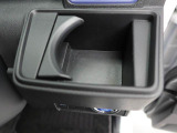 カップホルダーは運転席や助手席からちょうど手の届く位置です!!