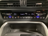 温度の設定のみで快適な風量やモードなどを自動調整してくれるフルオートエアコンを装備!運転席側、助手席側で左右独立して温度調節も可能です!