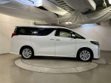 運転席側も電動スライドドアになってます。ショッピングなどでのお買い物時手がふさがっていてもドアに軽く触れるかリモコンで開閉できるので便利です!