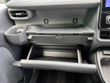 【グローブボックス】大容量のグローブボックスです!!車検証ケース他、日頃使う小物類の収納スペースもたくさんあります!