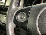 ステアリングにオーディオ操作スイッチが付いています。オーディオ画面に直接タッチしなくても操作が出来ますので、運転に集中できます。