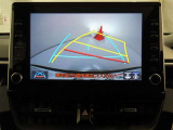 後方の見える安心をお届けするバックガイドモニター付:バックするときのアシストラインもあって楽々バック!車庫入れや縦列駐車をサポートし、苦手な駐車も安心です!今やもう手放せない装備ですネ♪