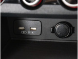 携帯デバイスの充電が可能なUSB出力DC5V電源を2口装備。アクセサリーDC12V電源ソケットも装備していてとても便利です!