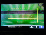 バックカメラの画像です。ガイドラインがスムースな車庫入れをサポートいたします。車庫入れの安心感がアップしますね。