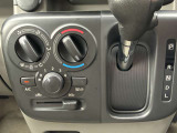 運転しやすいインストシフトノブ・変速ショックが少なく滑らかな走りのCVTを採用。大きなダイヤルで簡単操作のマニュアルエアコン。