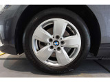 【BMWアロイホイール】軽量かつ強度に拘ったアロイホイール。走行性能ポテンシャルを引き出す設計。タイヤのサイドウォールが強化されたランフラットタイヤは、パンク時にタイヤがつぶれてもリムから外れません。