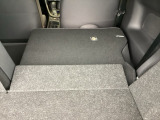 リアシートは簡単に倒すことができるので、ラゲッジルームも広がります。