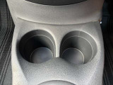 運転席の手の届く場所にはドリンクホルダーがございます(^^) ドライブ中の水分補給もバッチリです♪