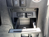 【ETC】有料道路を利用する際に料金所で停止することなく通過できる、ETC車載器(ノンストップ自動料金収受システム機器)が装備されています。セットアップを行うことで利用可能になります。