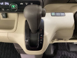 CVT車のセレクトレバーです。低速から高速まで、変速ショックのないスムーズな走りを実現するとともに、エンジン効率のよい領域を維持することで燃費にも貢献します。