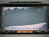 ナビ画面にバックビュ-モニタ-の映像を映し出しています。  狭い場所での車庫入れをサポ-トしてくれる便利アイテムです。