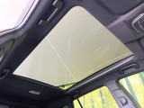 【パノラマルーフ】大型のガラスルーフ搭載で車内の解放感が一気にアップ!開放的なドライブをお楽しみいただけます。
